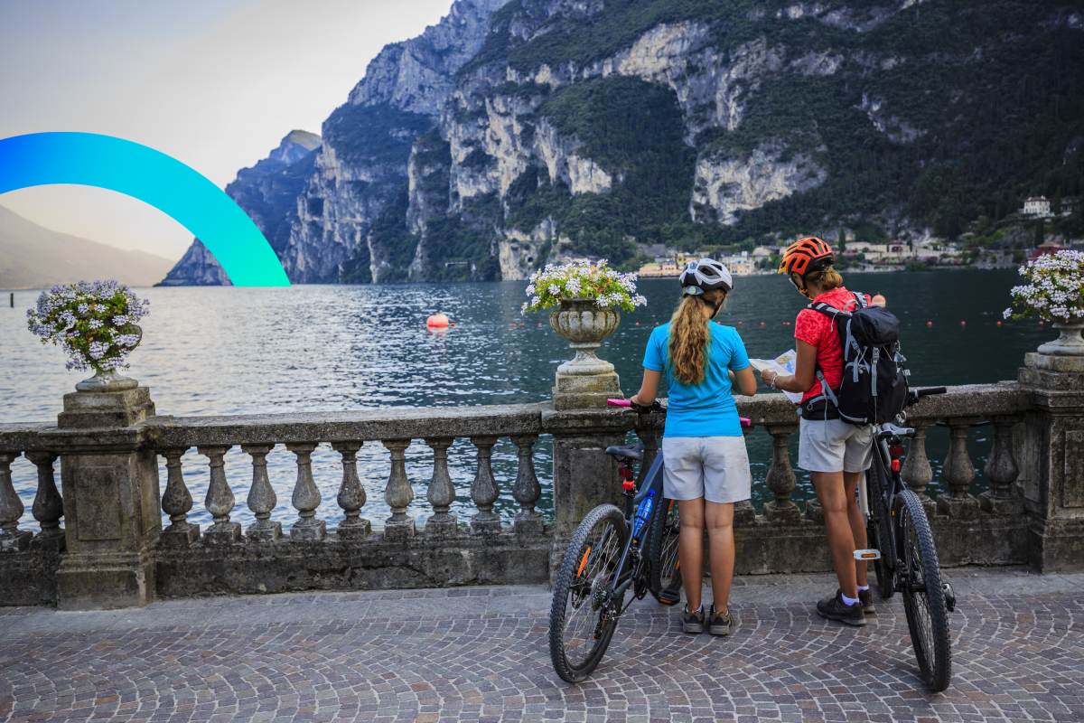 Mom and a teenager on a bicycle trip around Como Lake © shutterstock