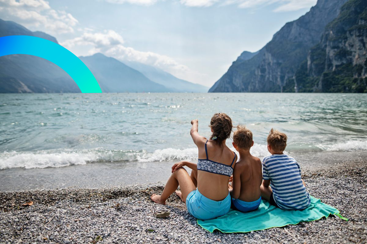 Kids on the beach of Como Lake © iStock