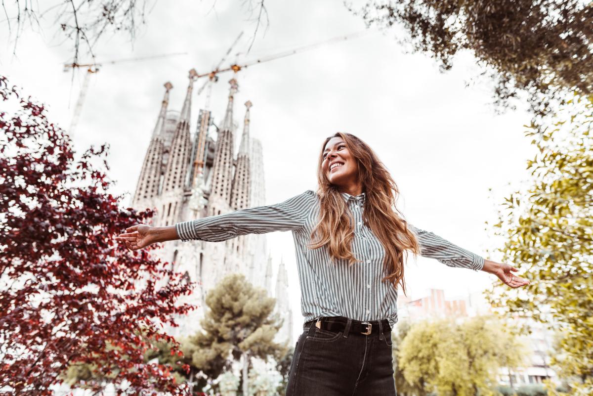 Woman in front of Sagrada Familia, Barcelona © iStock