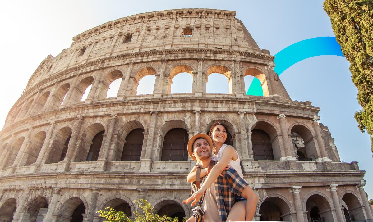 Couple in front of Coloseum, Rome © iStock
