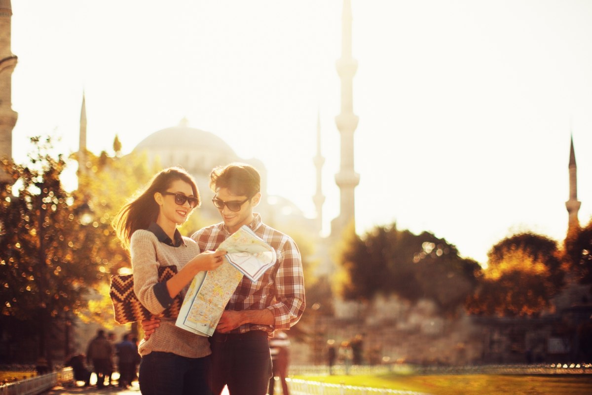Couple exploring Istanbul © iStock
