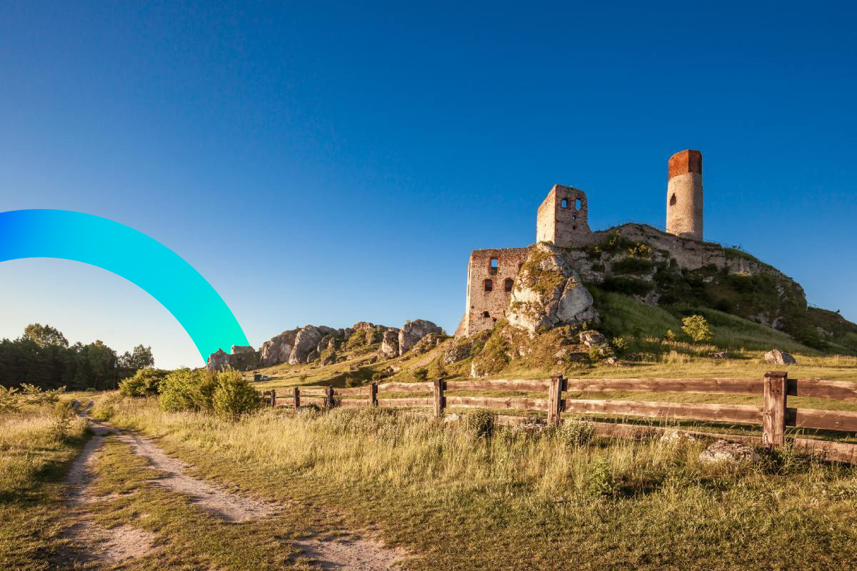 Olsztyn Castle in Jura region © iStock