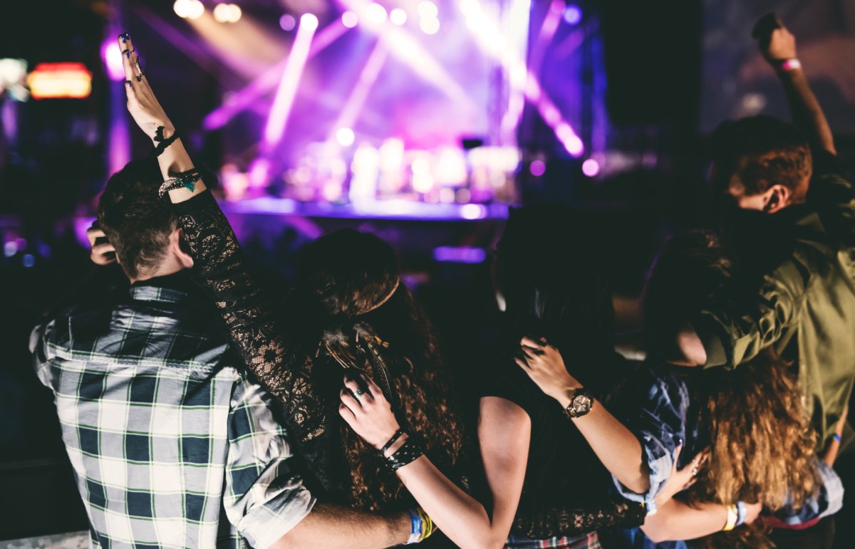Friends at a festival © iStock
