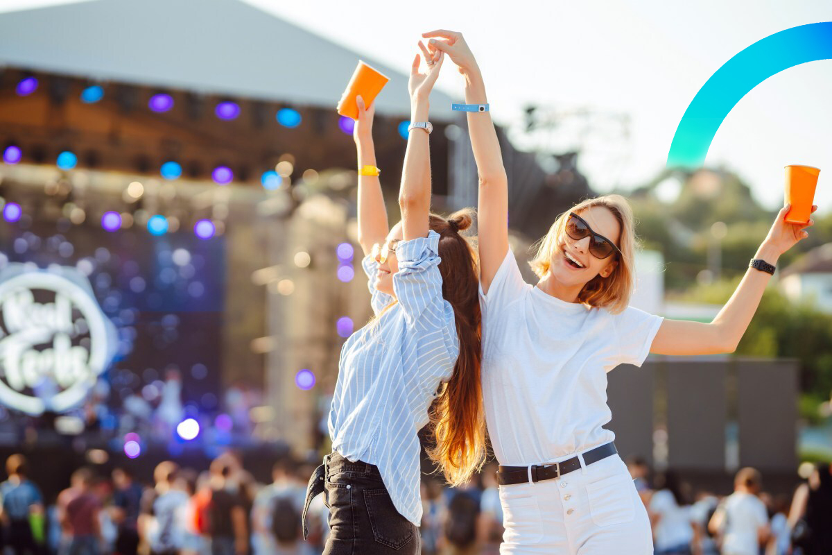 Friends having fun on a music festival © shutterstock