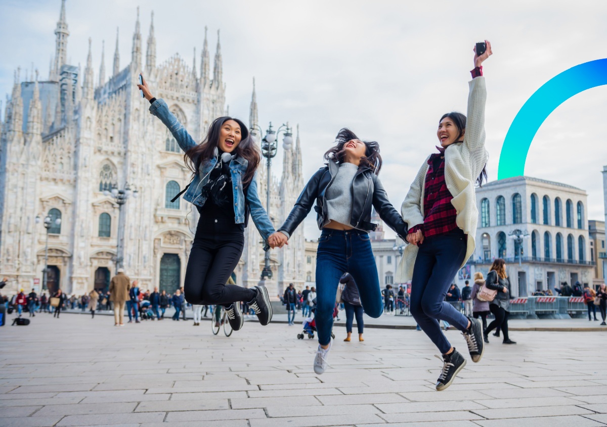 Friends in front of Duomo Cathedral in Milan © shutterstock